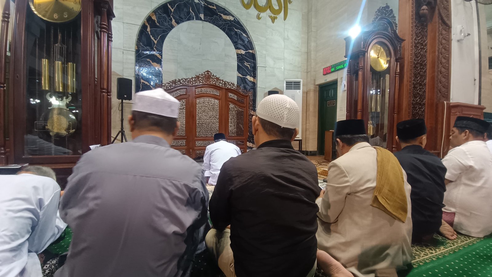 MAJT Semarang: Malam-malam Ganjil Jumlah Jamaah Iktikaf Meningkat, Disediakan Makan Sahur Gratis