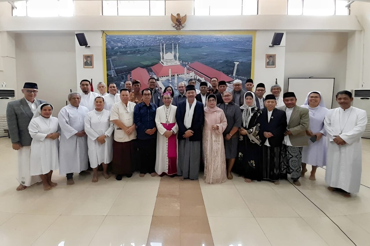 Momentum Kebersamaan, Sejumlah Tokoh Lintas Agama Salami Jamaah Sholat Idul Fitri di MAJT