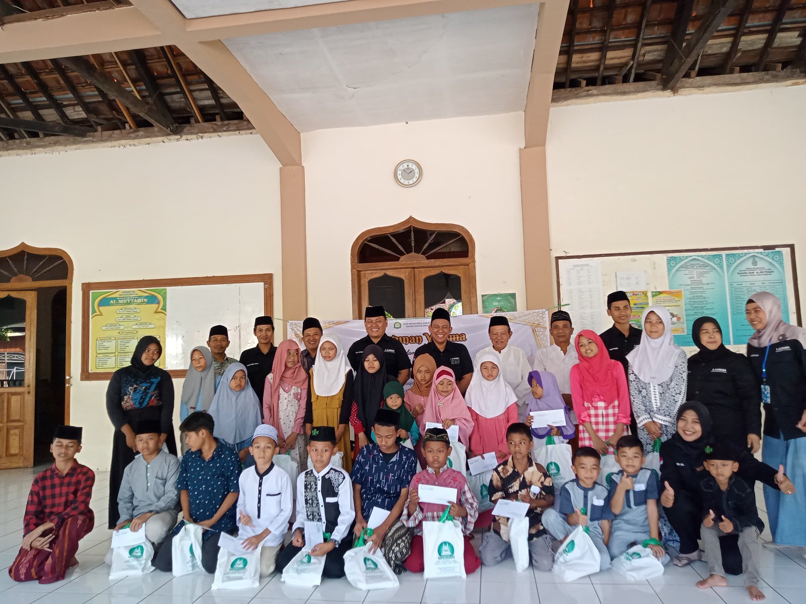 UPZ MAJT Santuni 100 Anak Yatim dan Gulirkan Modal untuk 56 PKL Binaan