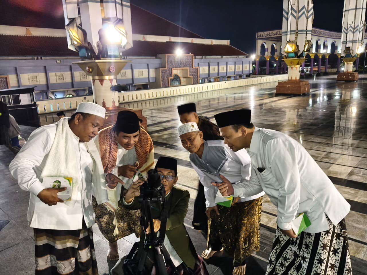 Fenomena Alam Blood Moon, Ratusan Jamaah Khusyuk Ikuti Shalat Gerhana di MAJT 